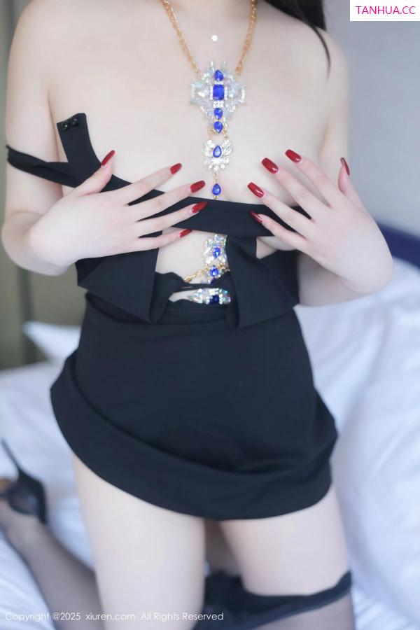   [XiuRen]高清写真图 2025.04.03 No.10109 温妮 黑色连衣短第60张图片